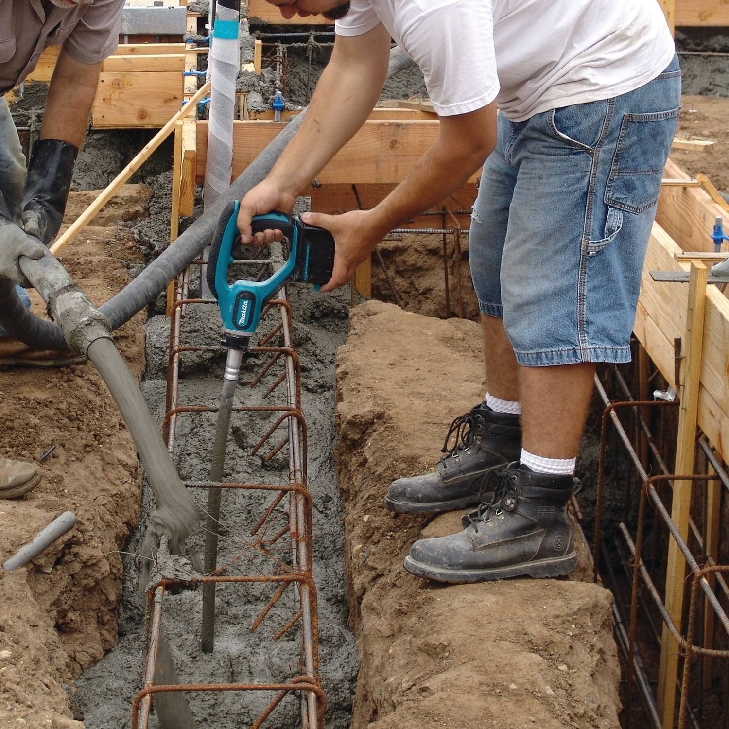Makita Cordless Concrete Vibrator Kit- 18V LXT w/ 4 Foot Shaft - Image 4